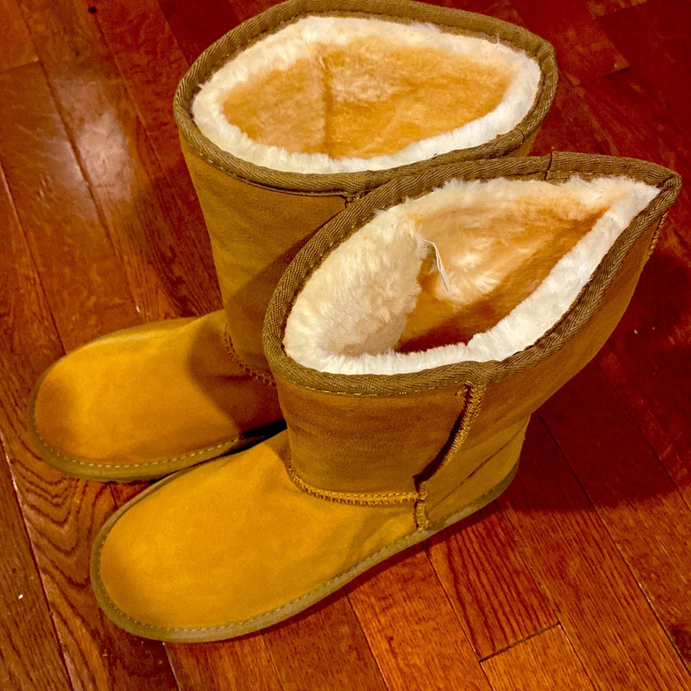 NEW OUT THE BOX UGGS women’s SIZE 8”